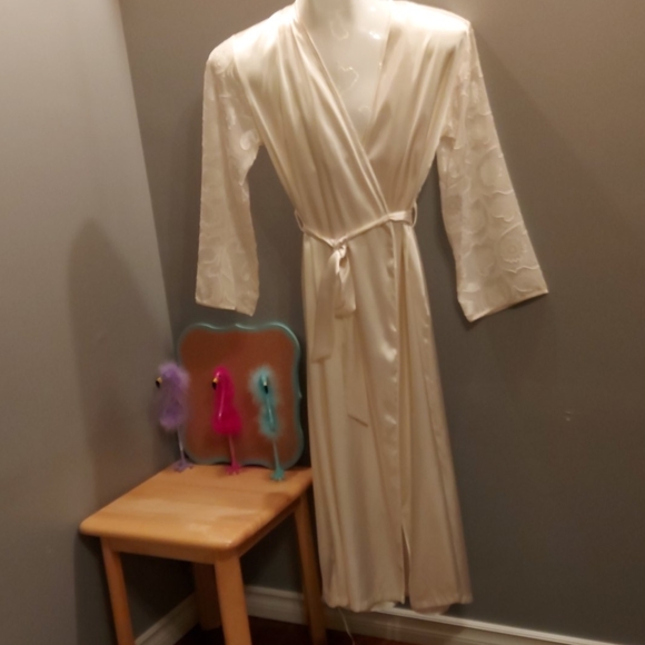 Nightgown & Housecoat - Picture 1 of 11